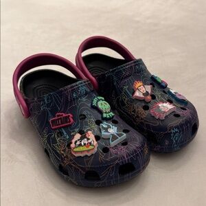As good as NEW! CROCS Classic Disney Villains, sz J3